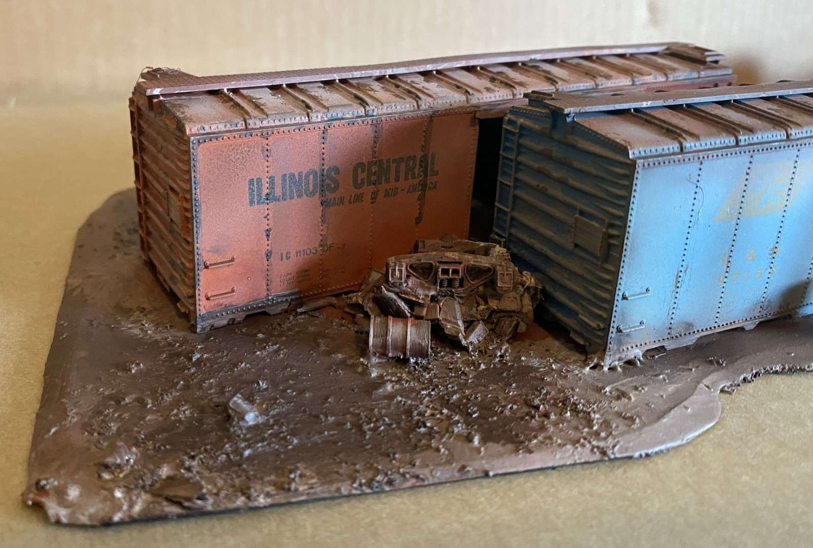 HO Scale ICG Abandoned Double Boxcar Hobo Hideout Diorama Weathered