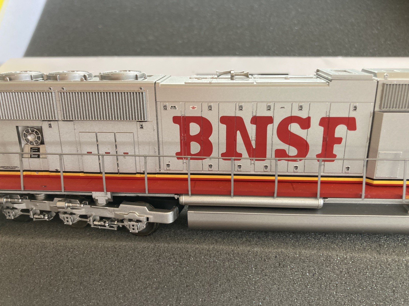 Athearn Genesis HO G6135 SD75M BNSF #2 8251 LOCOMOTIVE