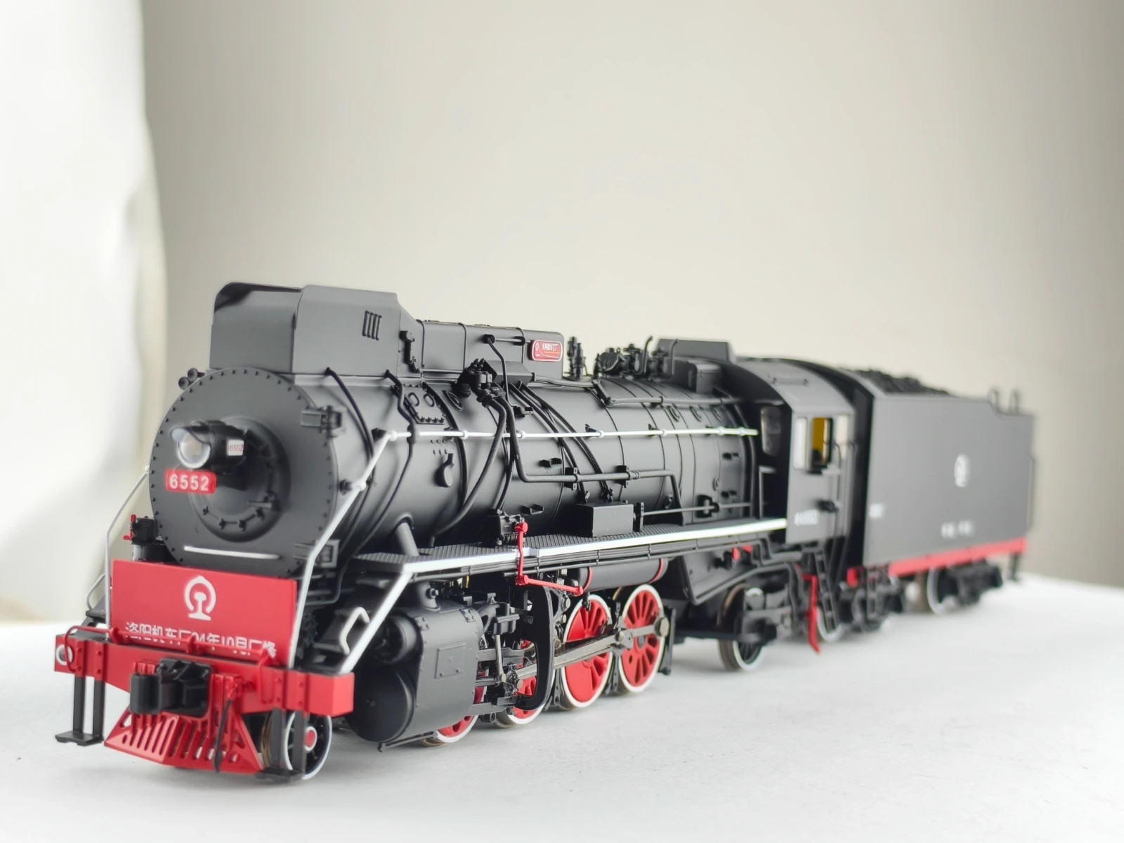 Kairyu China Railway JS 2-8-2 Steam Locomotive with Tender (DCC Sound & Smoke)