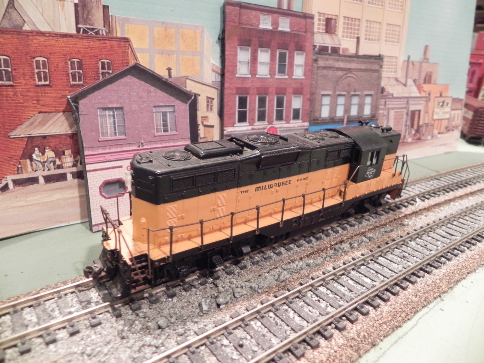 HO ENGINE LOCOMOTIVE MILWAUKEE ROAD GP9 KNUCKLE COUPLERS ATHEARN