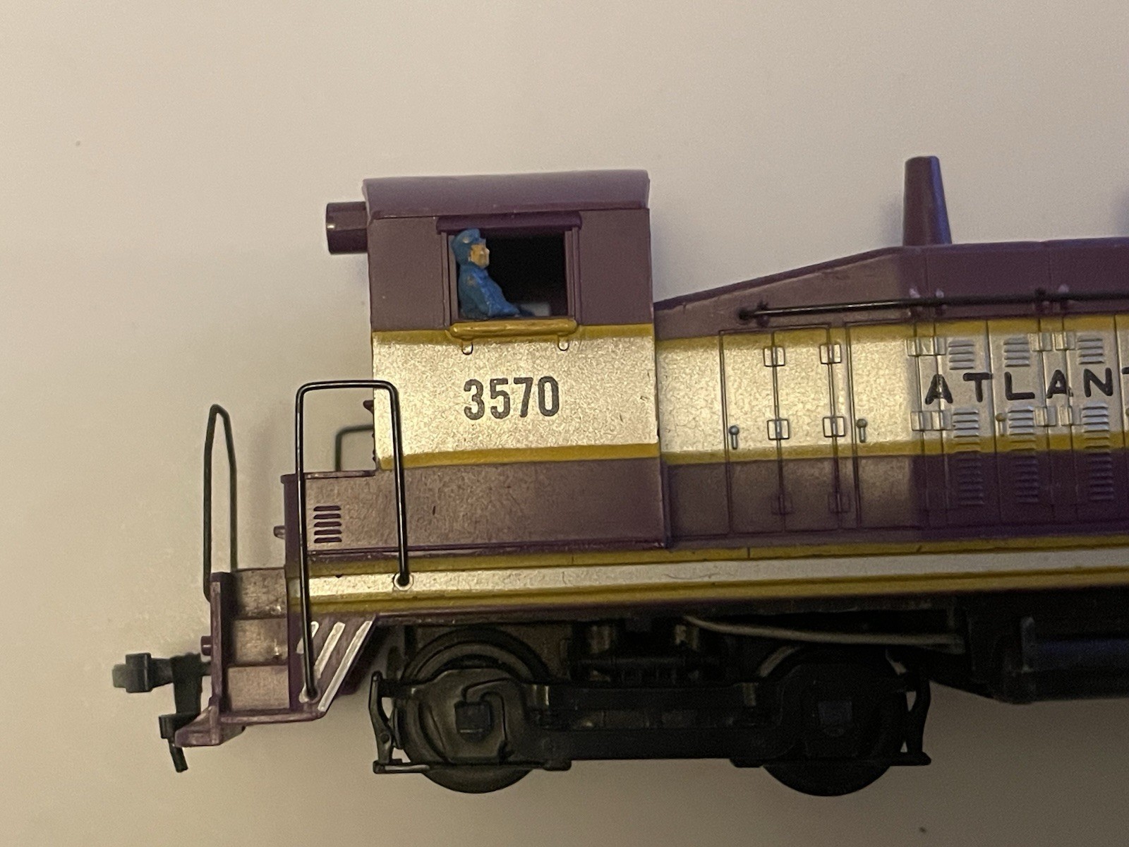 Vintage Revell HO Atlantic Coast Line #3570 SW7 Diesel SWITCHER Locomotive Works