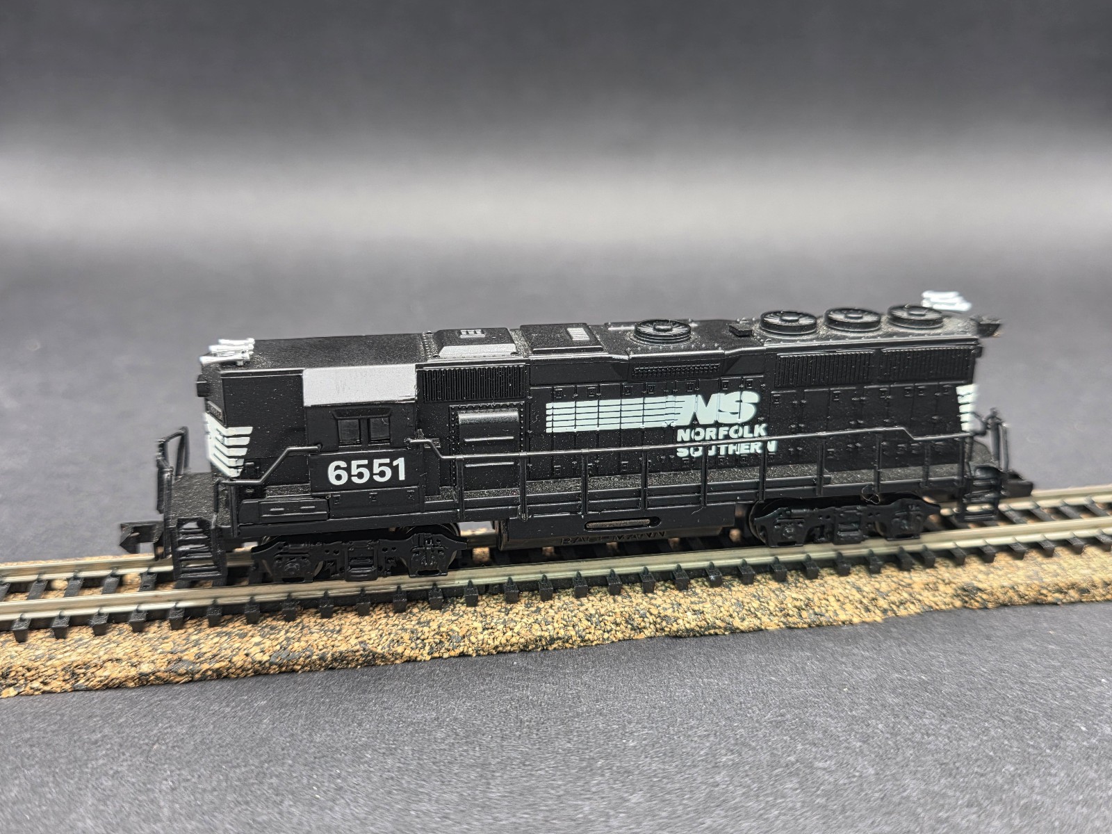 N scale 61291 DIESEL W/8WHEEL DRIVE GP 50 NORFOLK & SOUTHERN NIB READ