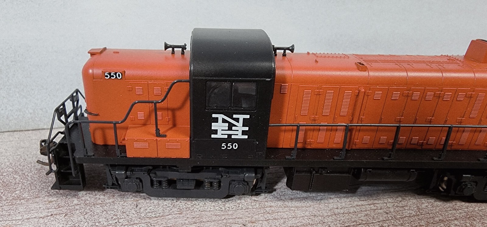 New Haven Railroad ALCO RS-3 Diesel Locomotive 550 Atlas Kato Drive HO Scale