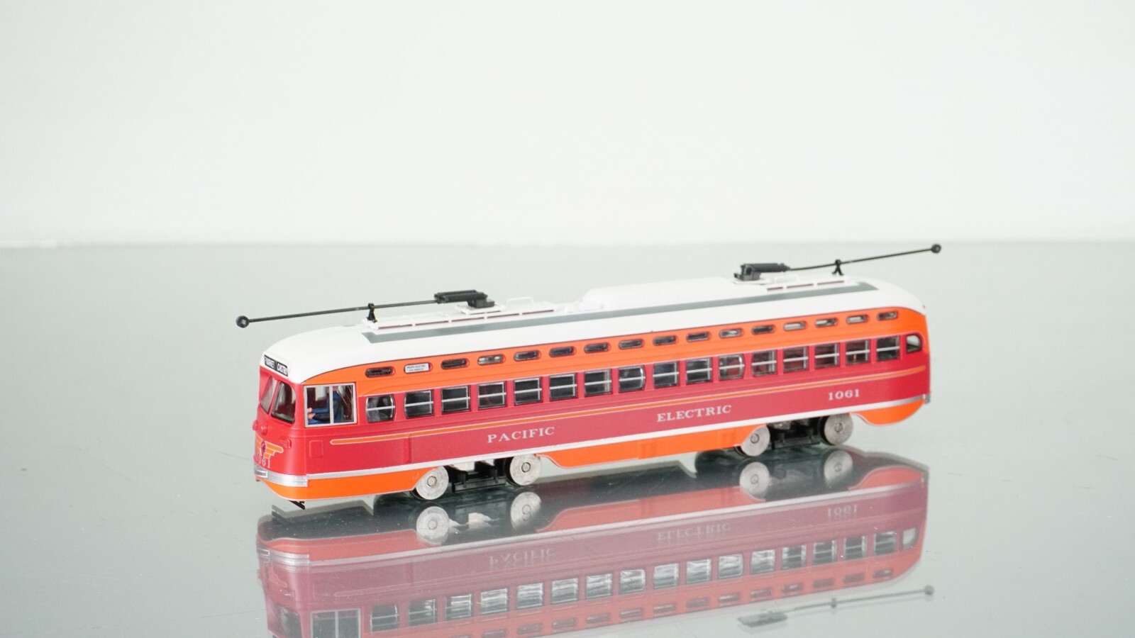 Bowser PCC Streetcar Pacific Eletric 1061 HO scale