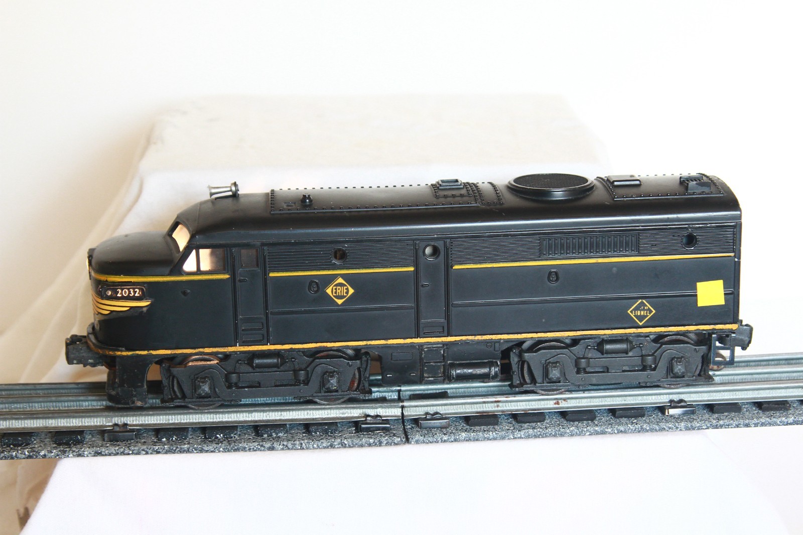 Lionel 2032 Erie Diesel Alco Locomotive Set w/Non-Original “B” Unit