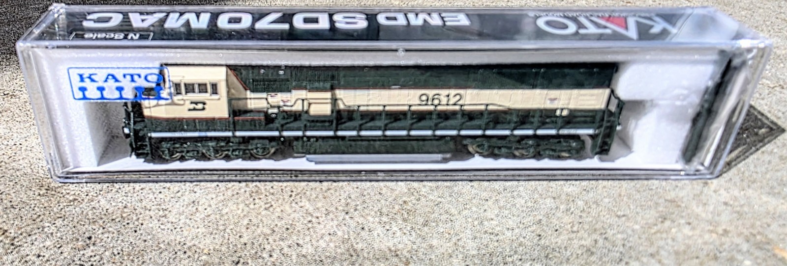 KATO N Scale EMD SD70MAC Burlington Northern #9612 Diesel Locomotive DC ONLY