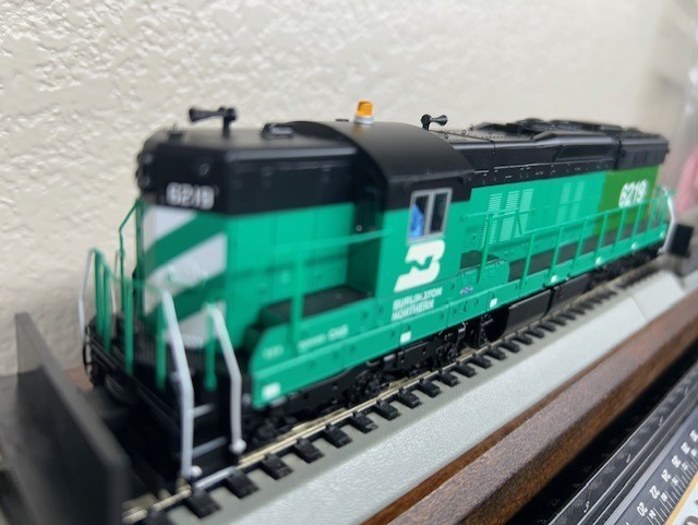 BURLINGTON NORTHERN PATCH SD9 HIGH HOOD LOCO- DCC – HO Scale “QUANTUM SOUND” NEW