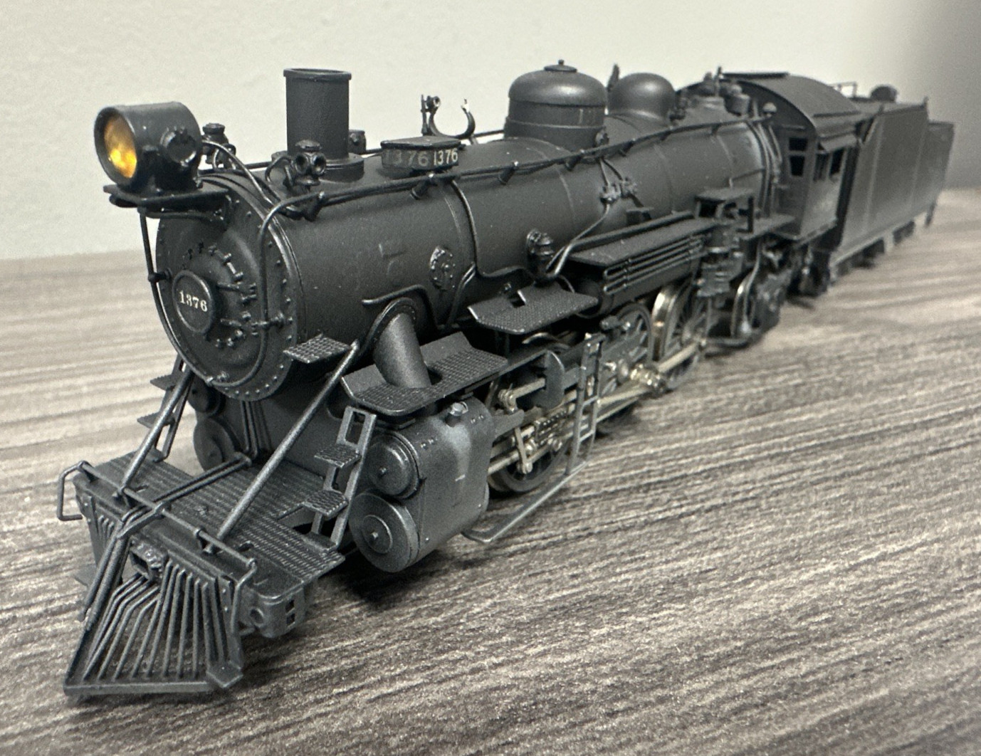 Pacific Fast Mail/Fujiyama ATSF Class 1337 4-6-2 Steam Locomotive #1376 Painted