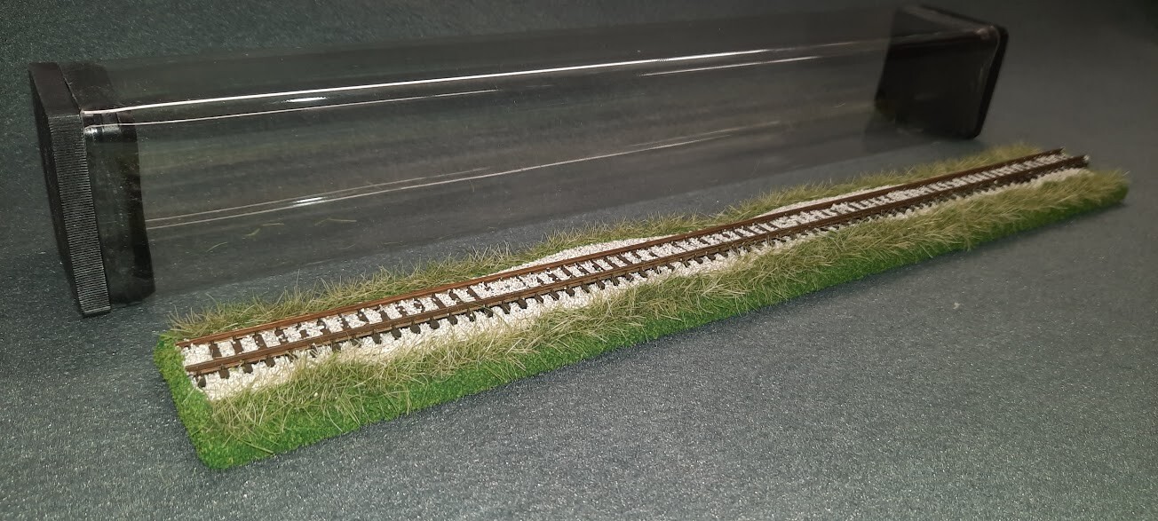 N SCALE 14″ DISPLAY TUBE “TALL GRASS -SUMMER SCENE” – FOR ANY N TRAINS