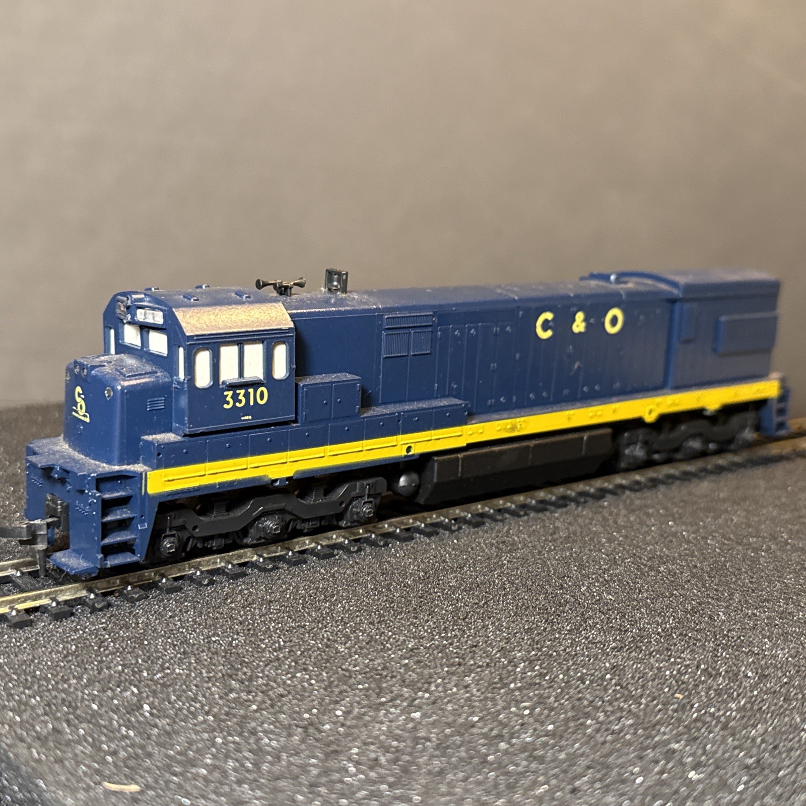 HO Scale Athearn 3461/3471 C & O – U30C Diesel SET OF 2 Powered/Unpowered