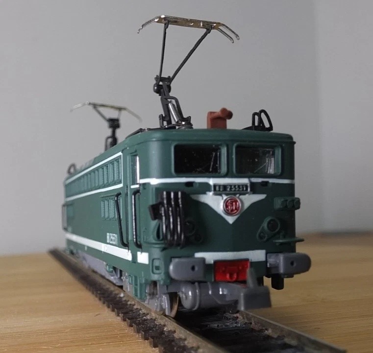 Jouef 8362 HO gauge SNCF BB 25500 electric loco in green livery