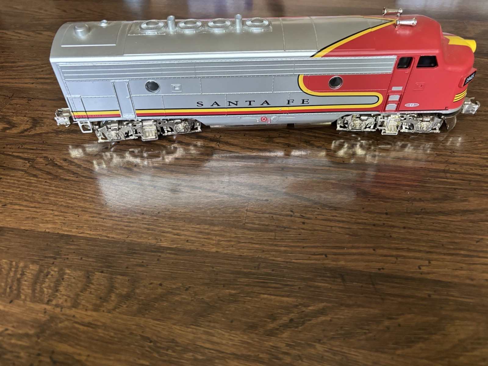 Menards F-3 Santa Fe War Bonnet #3945, Caboose & Beta 4.5 Remote – Dual Motor