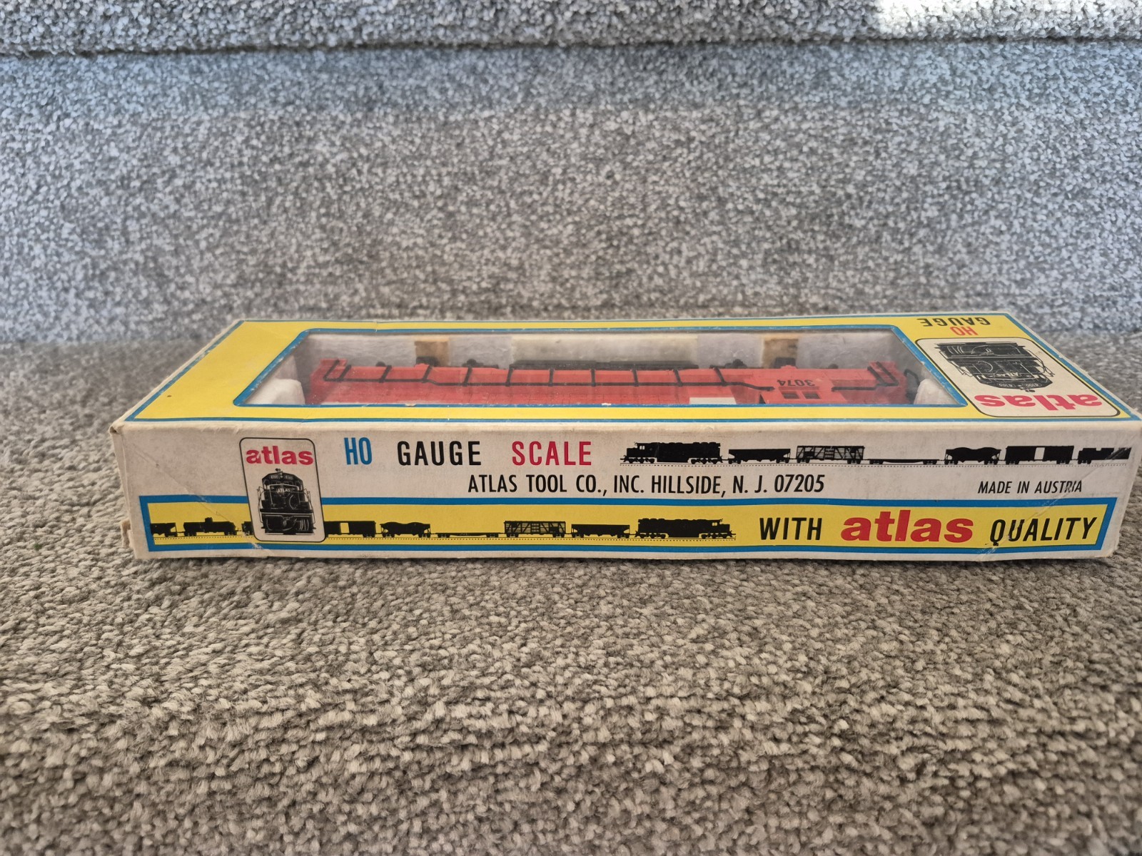 Mix Set of Atlas HO Model Railroad Engine and cars