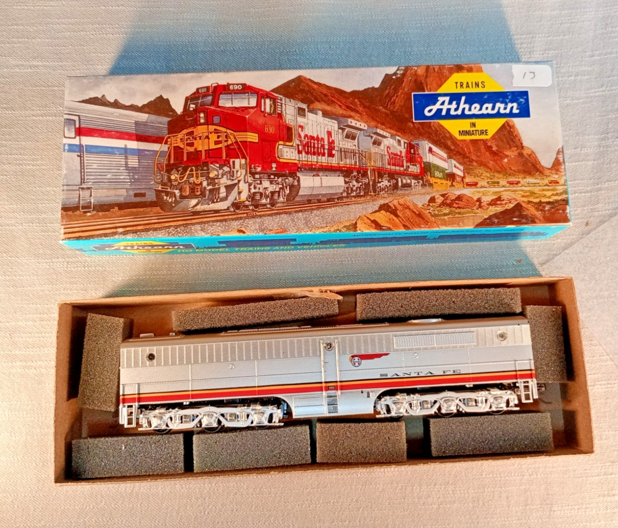 Athearn 42005 HO Scale Santa Fe ATSF F7B B Unit Dummy Non-Powered Locomotive OB