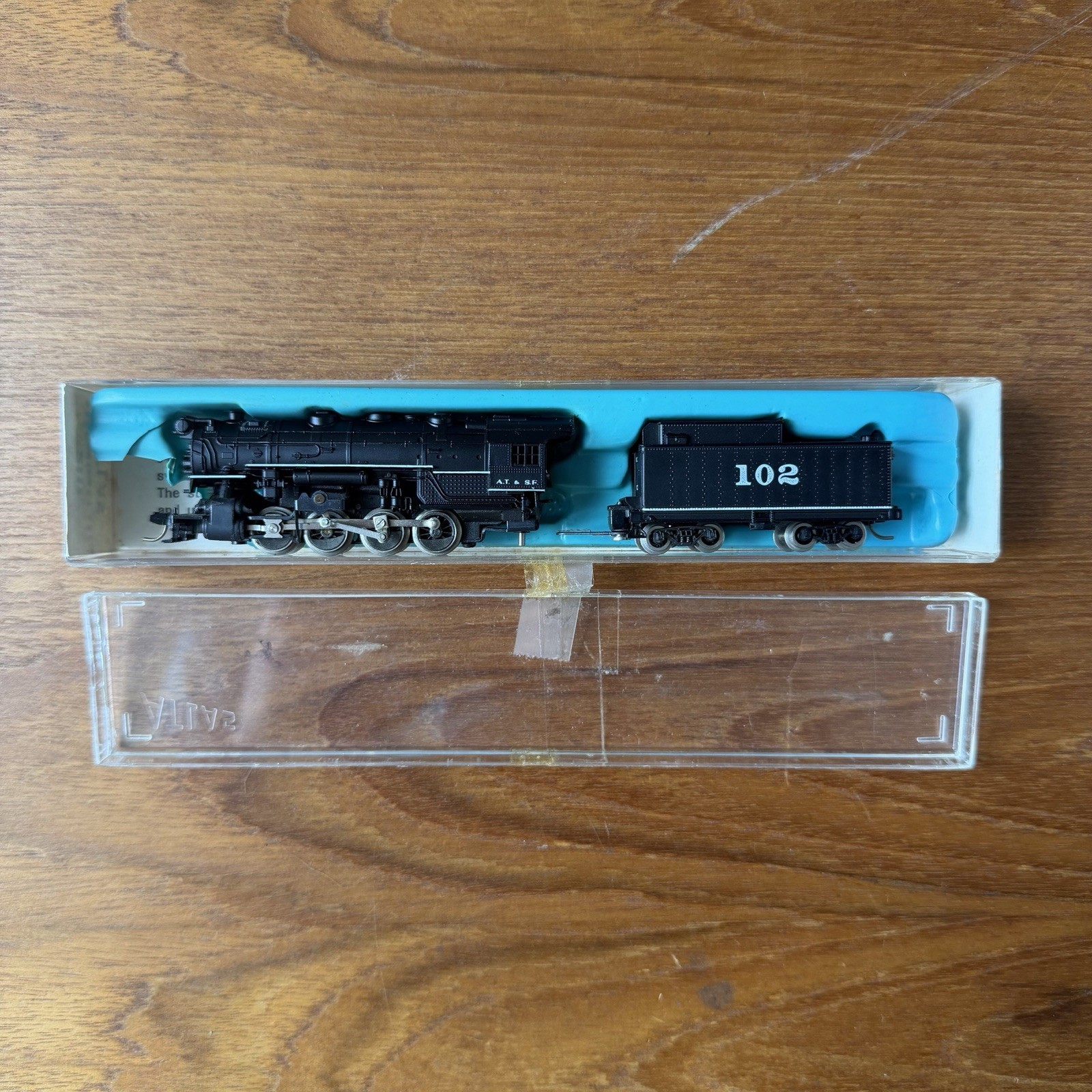 Atlas N Gauge 0-8-0 2111 AT&SF Steam Locomotive Train Engine 102 Tender W/ Case