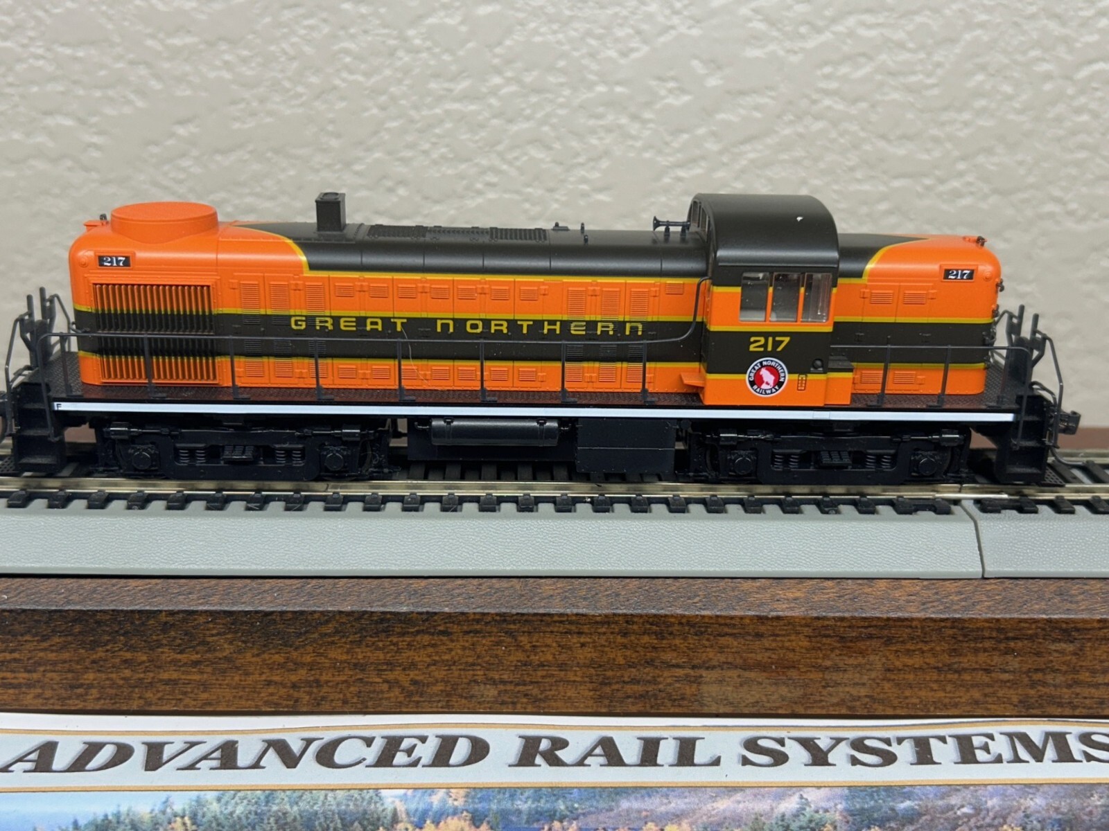 GREAT NORTHERN – ALCO RS-2 ROAD SWITCHER LOCO DC/DCC Ready HO Scale NEW KATO OOP