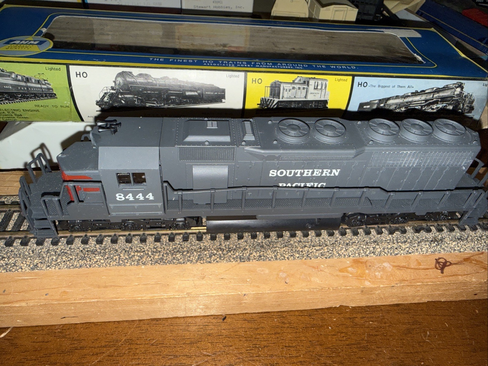 AHM HO Scale Southern Pacific SD40 Powered Locomotive #8444 NOS*