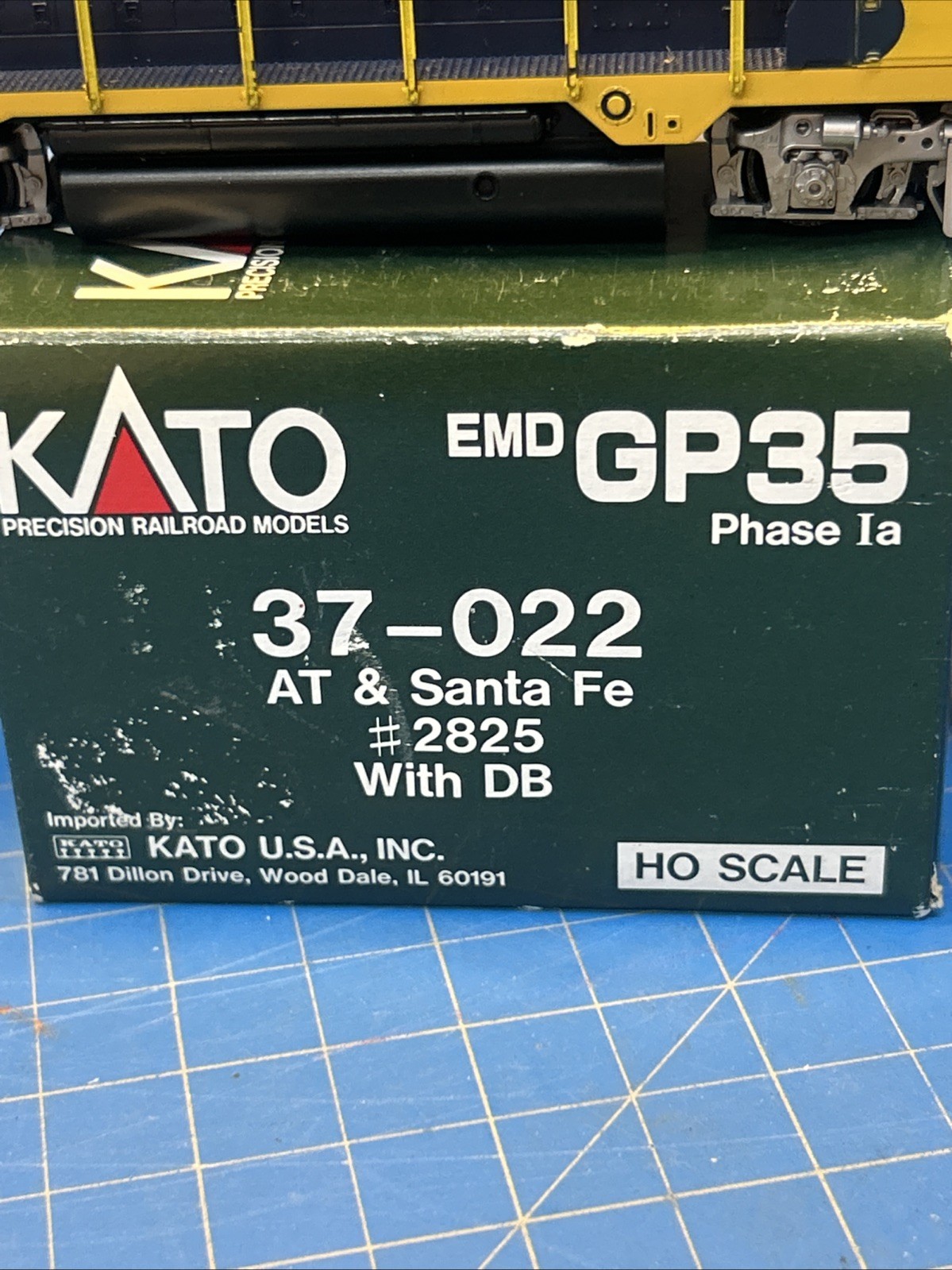 HO KATO 37-022 EMD GP35 PHASE 1a SANTA FE # 2825