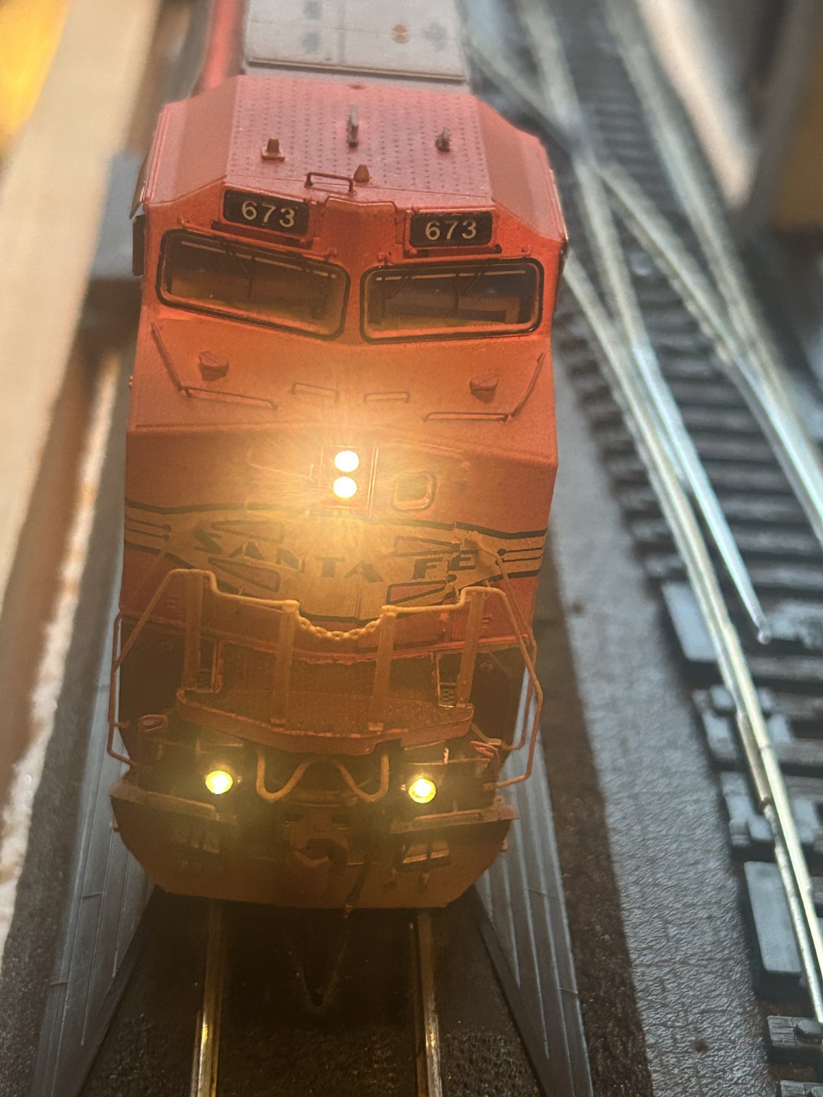 ScaleTrains HO Rivet Counter GE C44-9W BNSF #673 Ex-ATSF Warbonnet DCC Sound