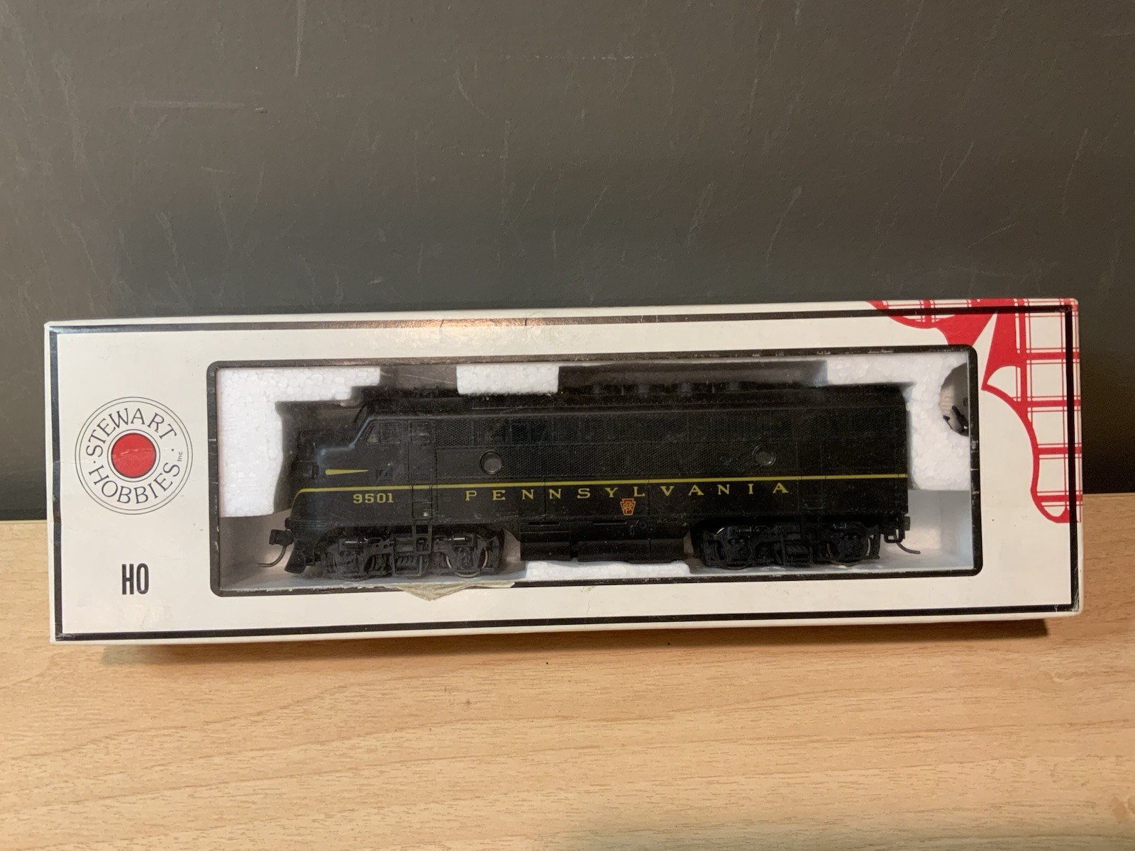 Stewart/Kato 8110 Ho Pennsylvania F3 Phase II “High Fans” Powered Loco PRR #9501