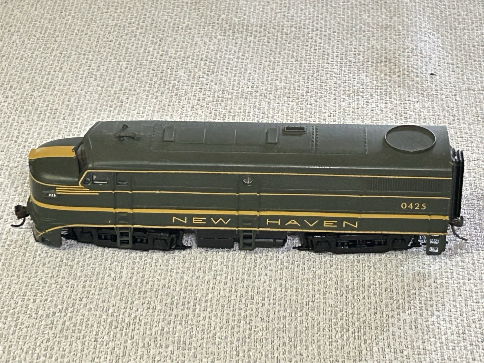 HO Scale Walthers Alco FA-1 Diesel Locomotive, New Haven Green #0425