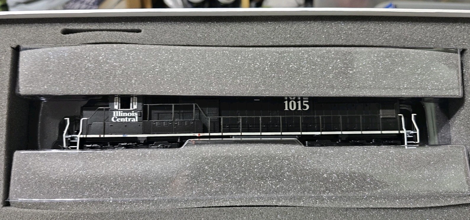 athearn genesis ho locomotive SD-70 Illinois Central #1015