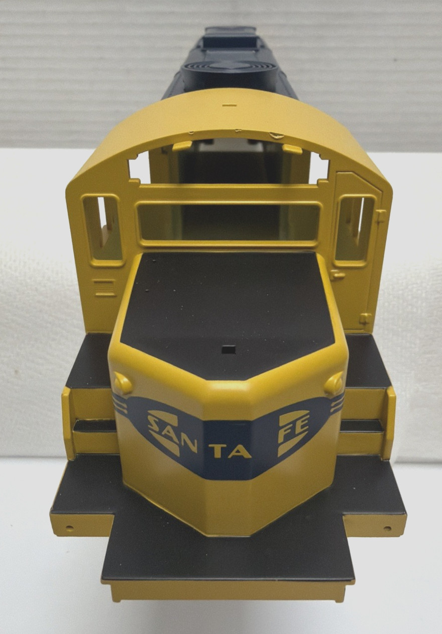 MTH O-GAUGE GP-20 SANTA FE 3018 DIESEL LOCOMOTIVE SHELL ONLY – 13-1/2″L