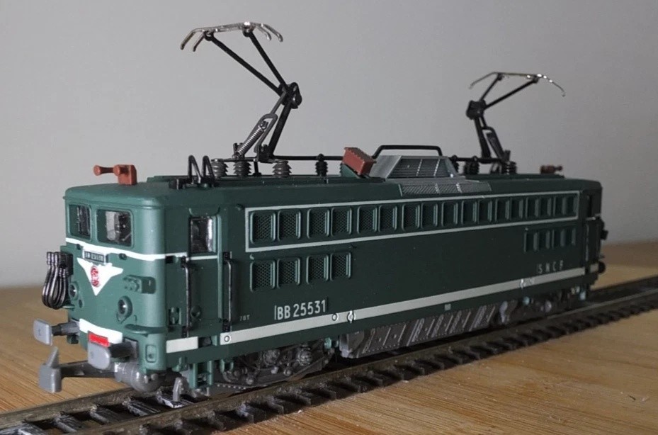 Jouef 8362 HO gauge SNCF BB 25500 electric loco in green livery