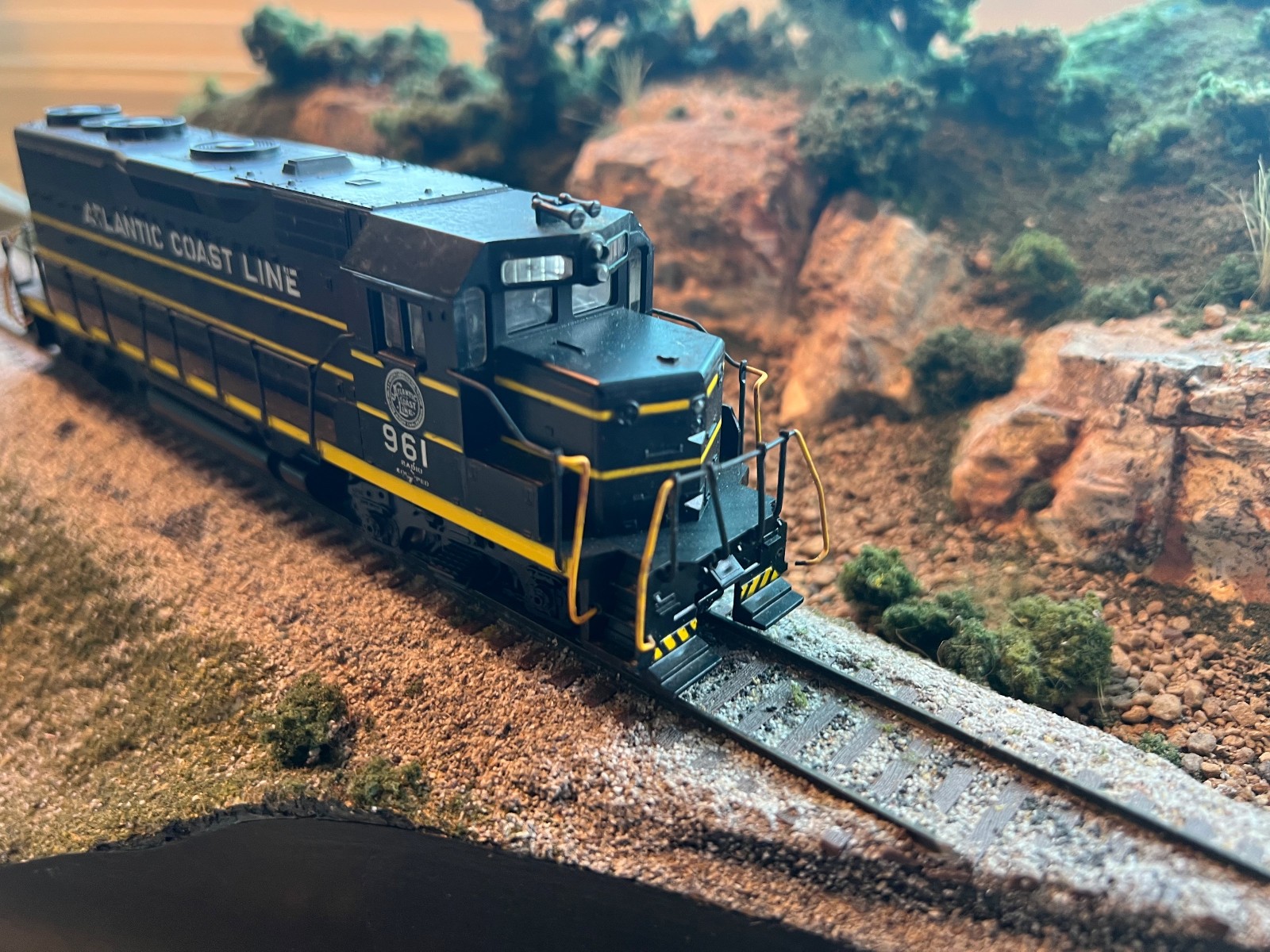 ATHEARN ~ SEABOARD GP-35 POWERED LOCOMOTIVE # 1415 HO SCALE RUns