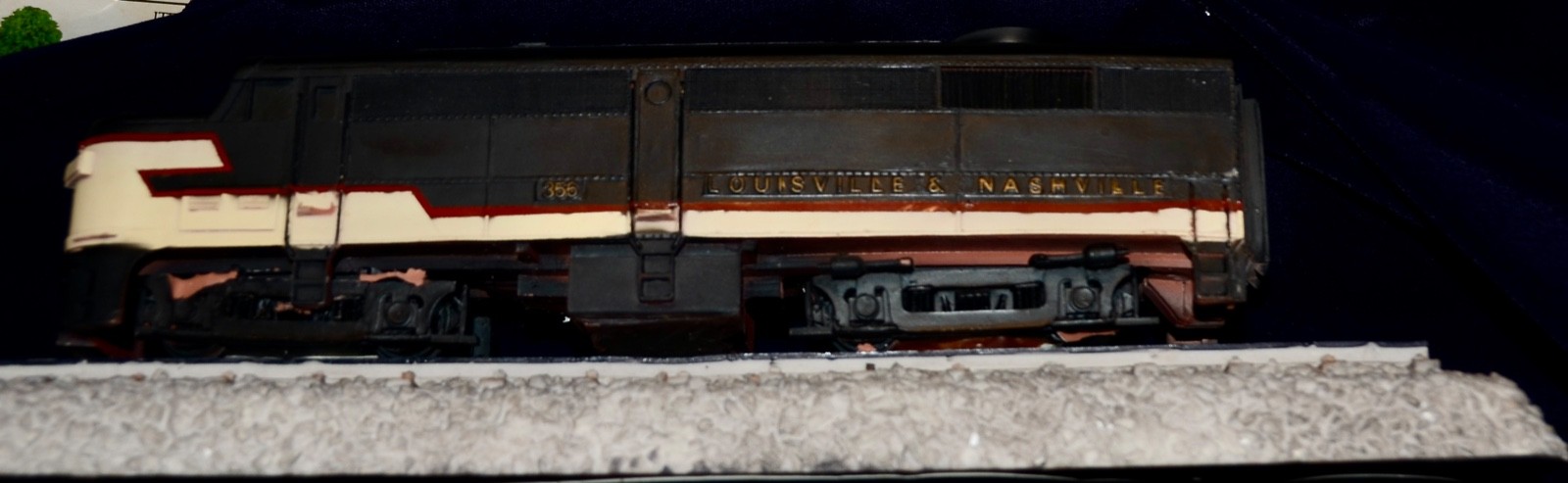 Loisville & Nashville Diesel Locomotive Ceramic Display