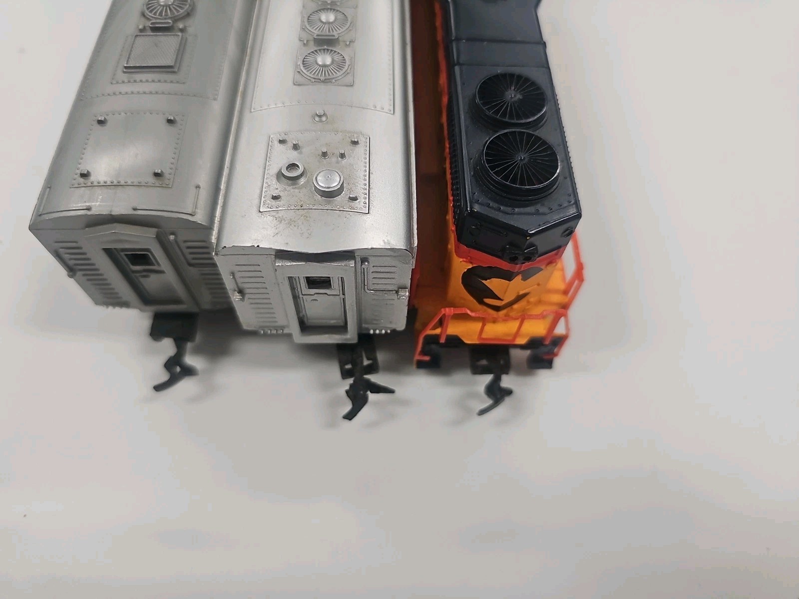 HO Lot of 3 Diesel Engines Chessie System, Santa Fe. See Video And Description.