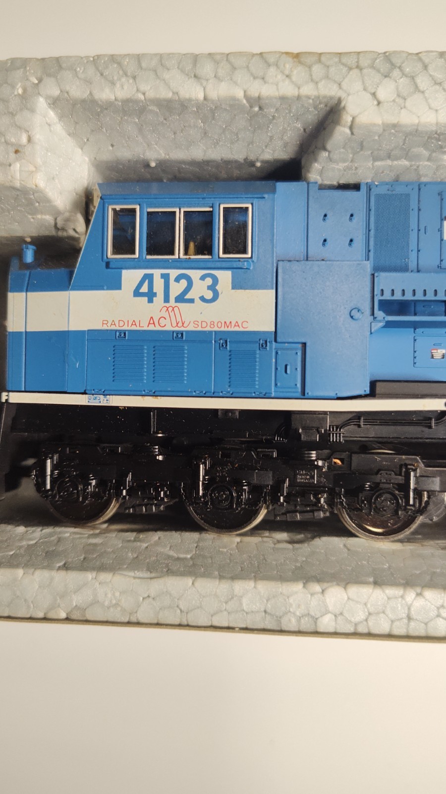 Kato 37-6343 HO Scale Conrail #4123 SD80MAC Diesel Locomotive DC