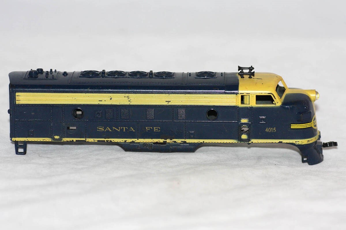 Tyco HO Scale EMD F7 Blue and Yellow Santa Fe #4015 locomotive shell