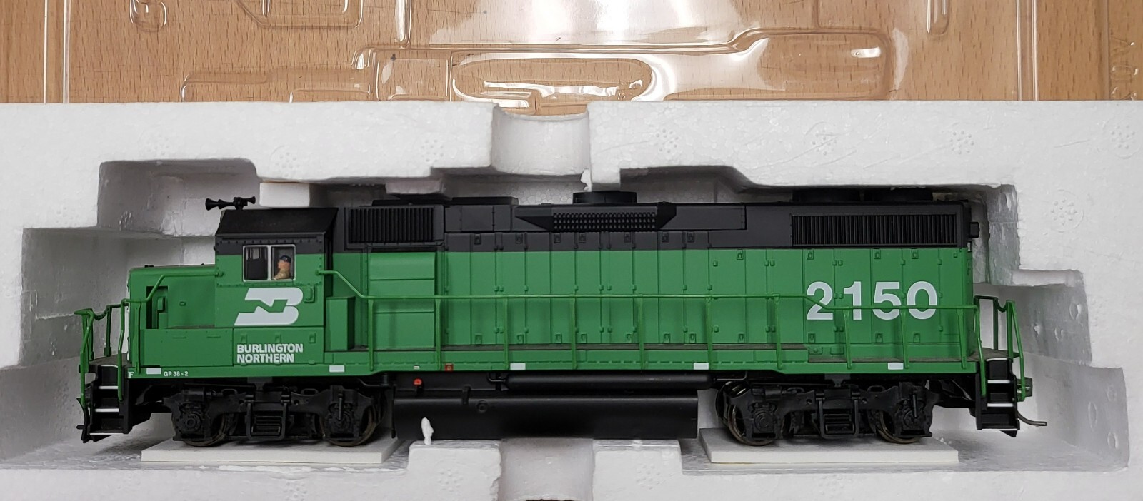 HO Atlas 901 EMD GP38-2 Burlington Northern Rd# 2150 DCC Equipped TCS