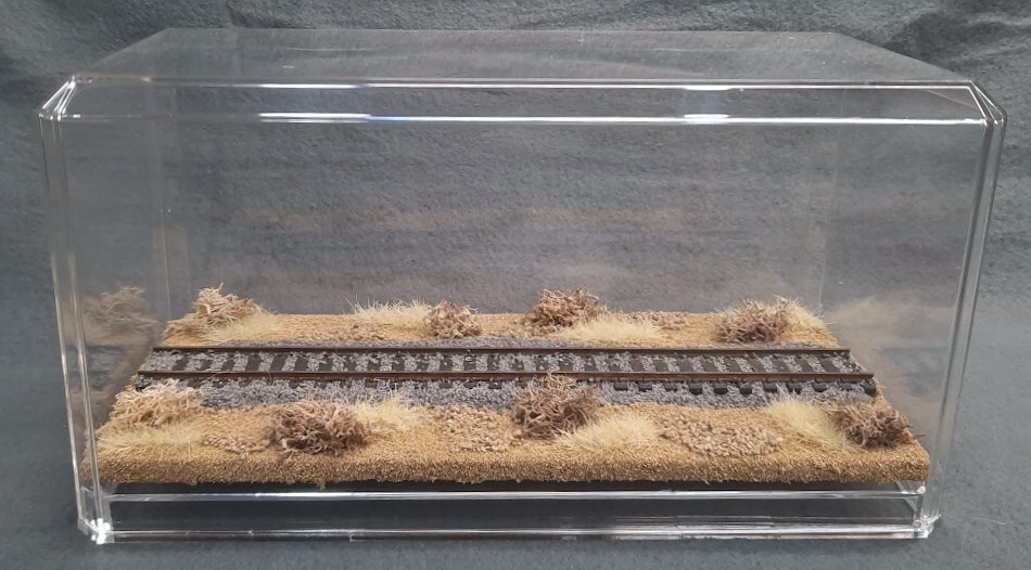 HO SCALE 9″ SINGLE TRACK DISPLAY CASE – “DESERT SCENE”- ANY HO TRAINS