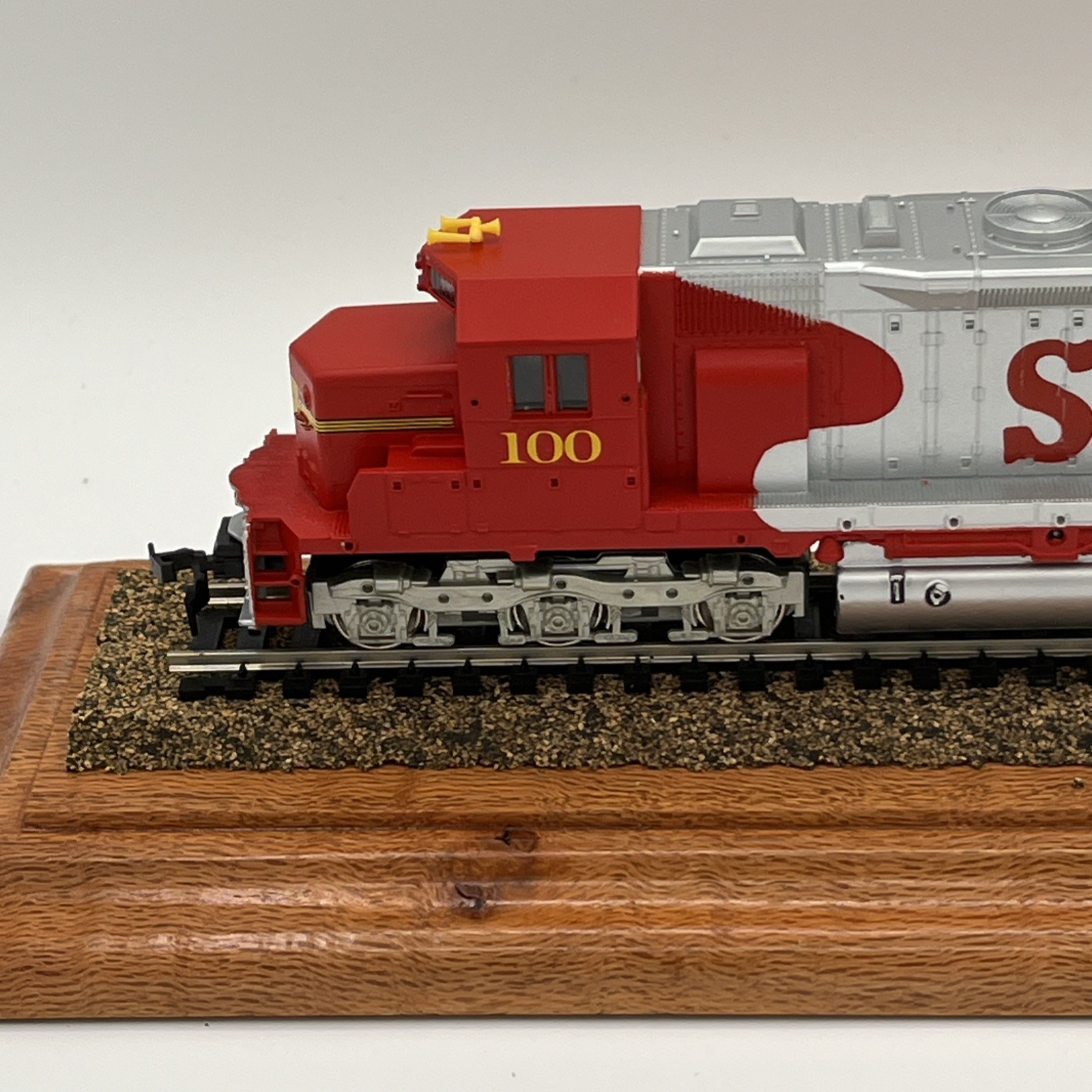 MEHANO HO Scale Santa Fe Diesel Locomotive #100 With IMEX display Box