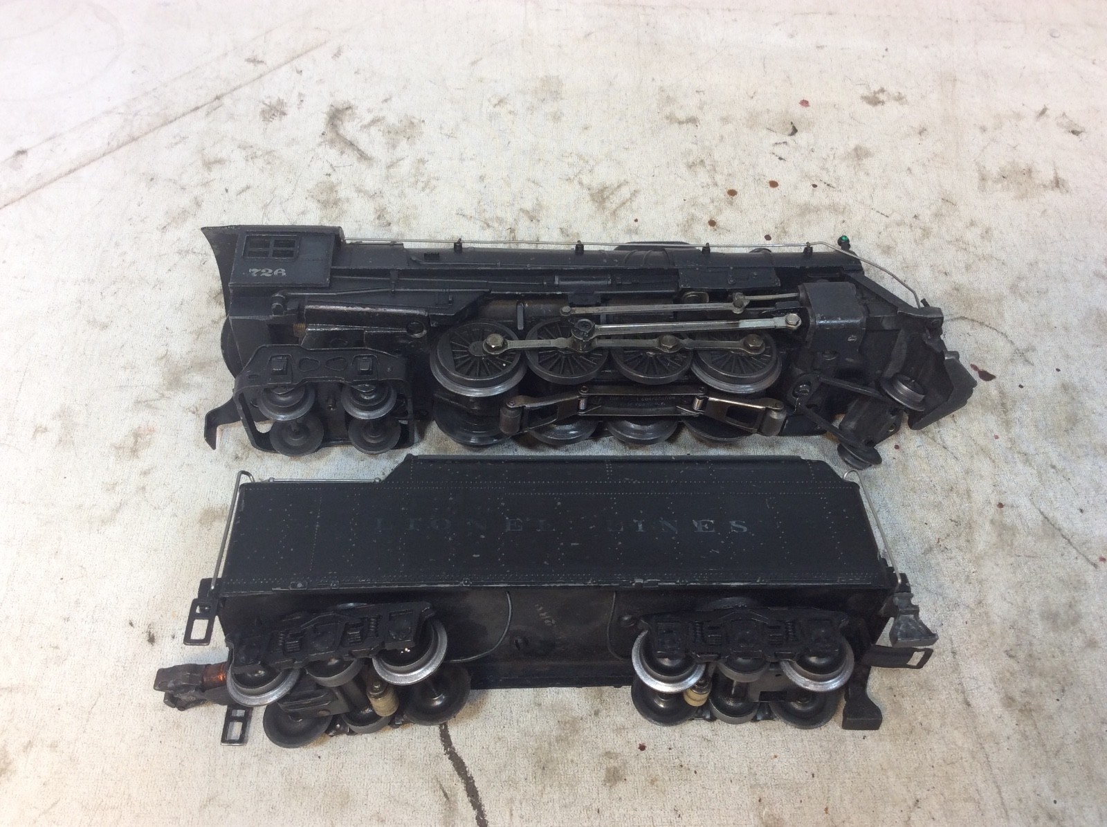 Lionel 726 Steam Engine and 3 Madison Passenger Cars O Gauge / 027