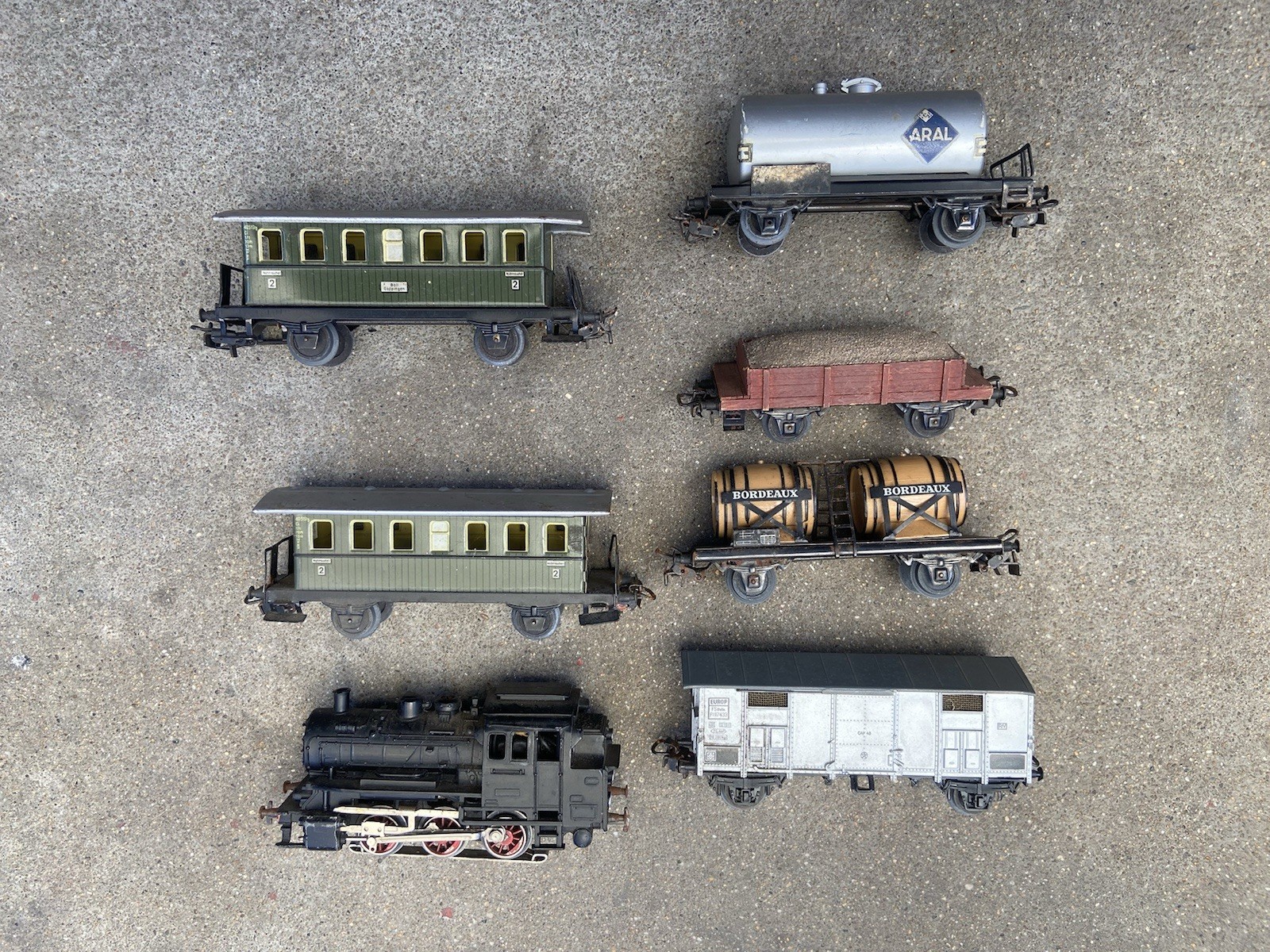 Märklin HO Set 3000 Engine with Cars, and Others – Untested