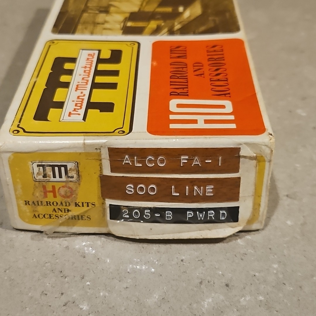 Train Miniature TM HO Custom Paint Soo Line Powered Alco FA-1 Locomotive (READ)