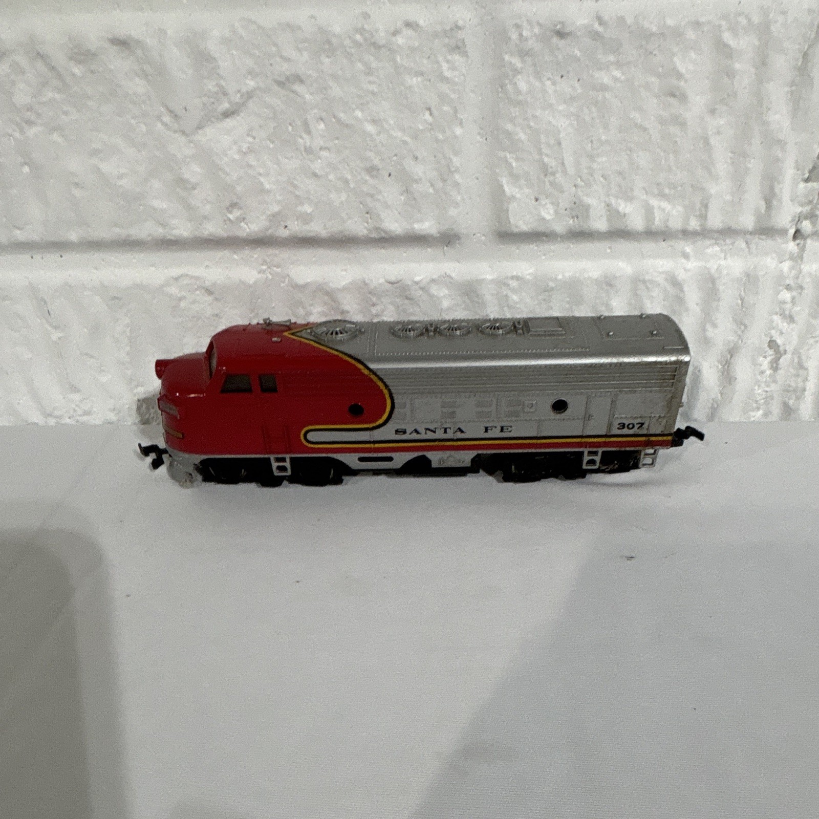 HO Scale Santa Fe Diesel Locomotive #307 Analog Silver/Red/Black/Yellow Plastic