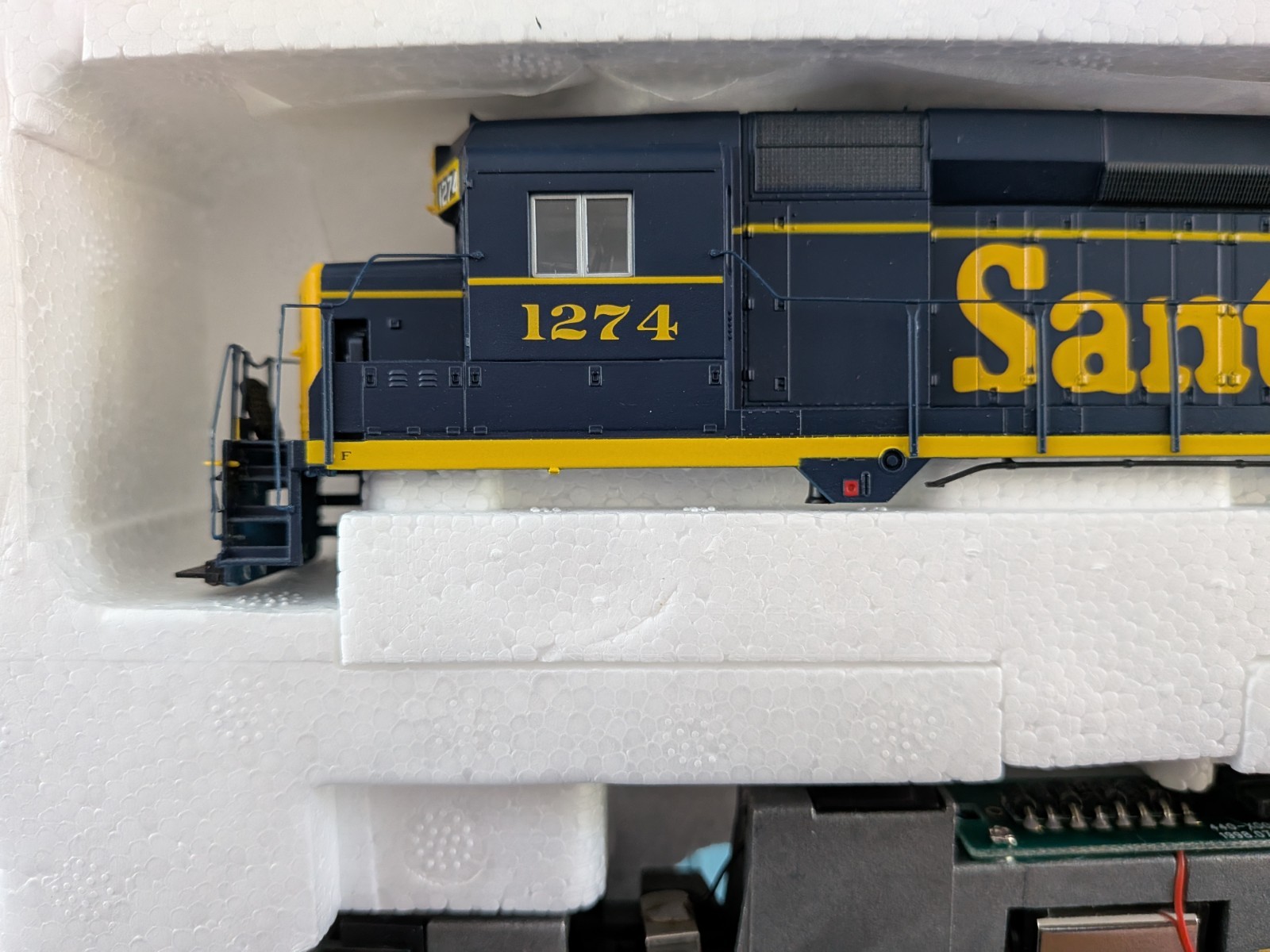 Proto 2000 HO GP30, Santa Fe #1274, Item #23093, DC Analog.