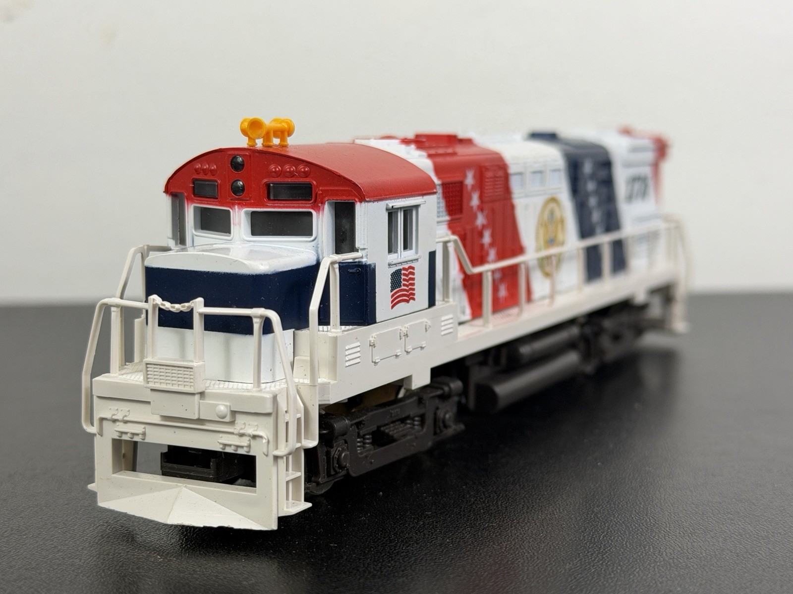 AHM 79-64 Spirit Of 76 2 Powered ALCO C424 & caboose NOS