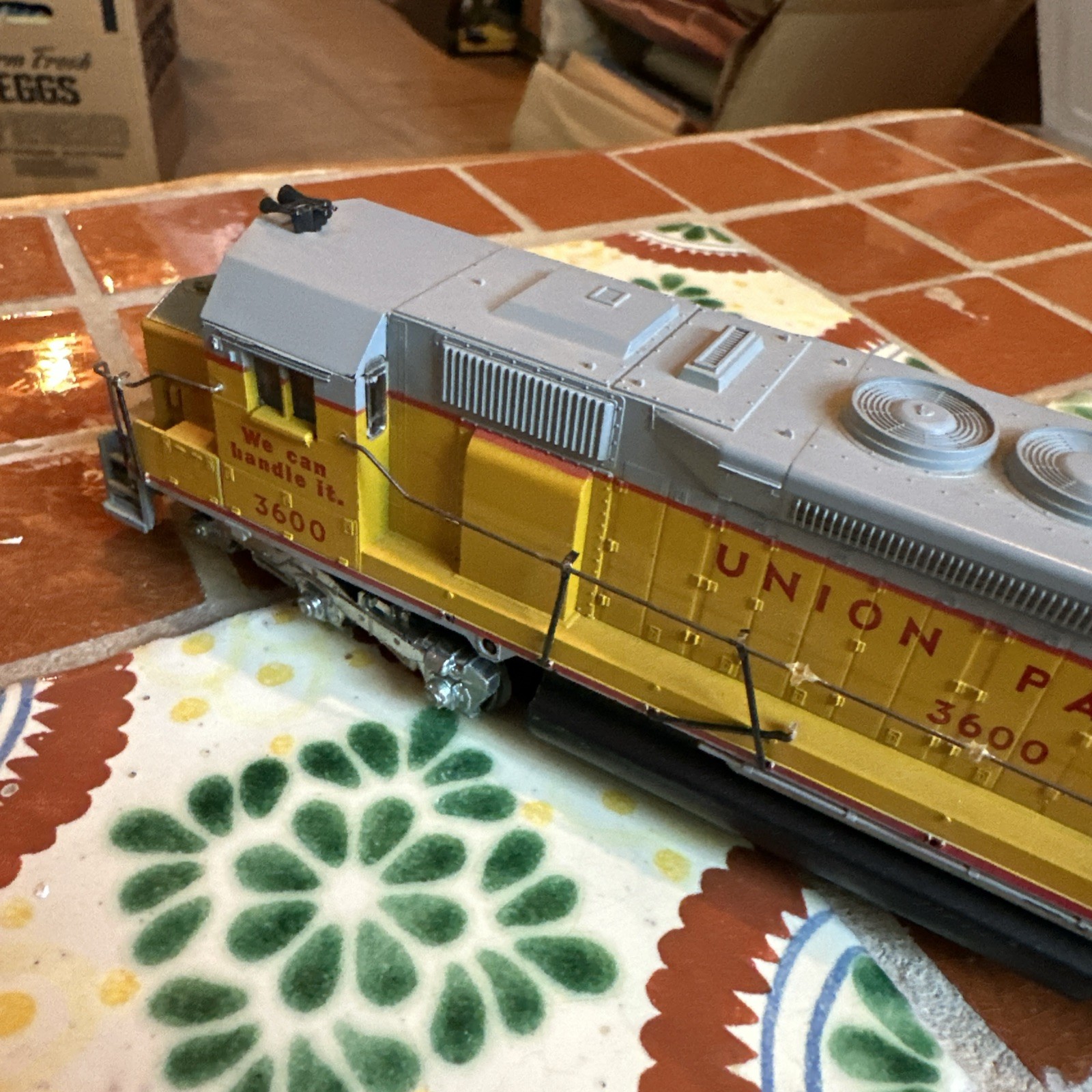 Athearn Yellow Gray Union Pacific 3600 Diesel Locomotive HO Scale Plastic Train