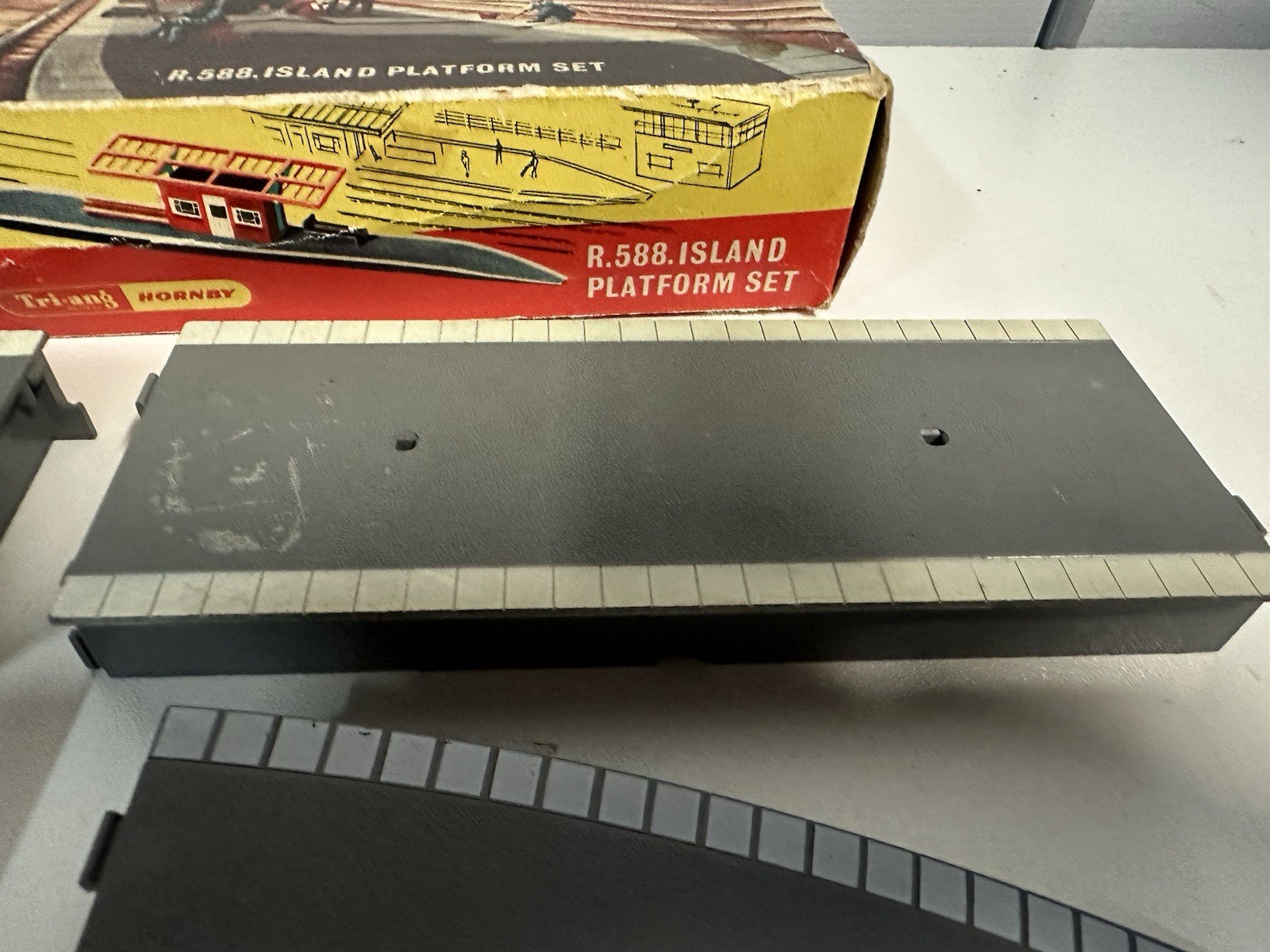 TRIANG HORNBY R588 ISLAND PLATFORM SET RARE BOXED