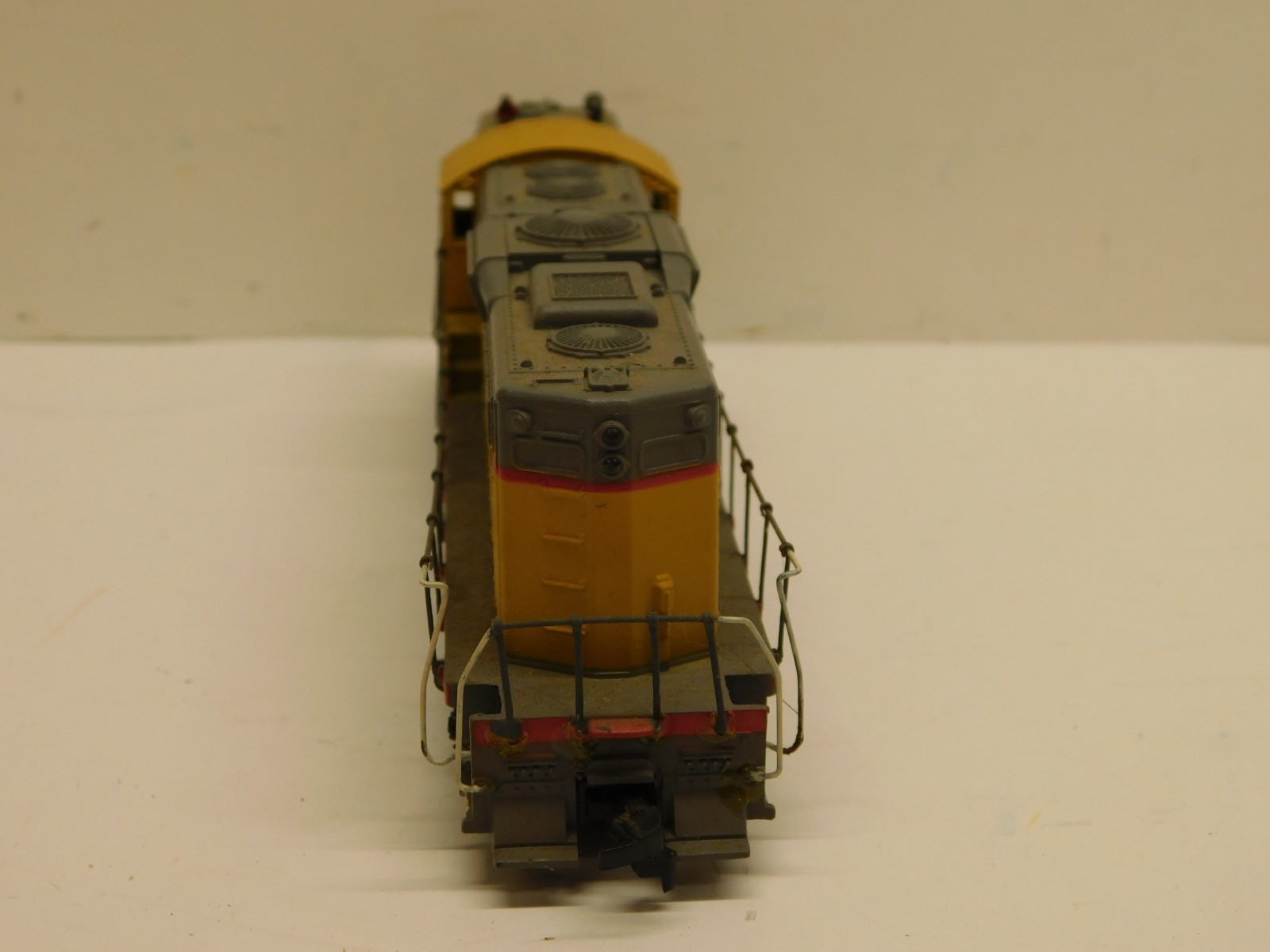 Athearn HO Blue Box Union Pacific GP9 Diesel Engine #130 – Powered Unit