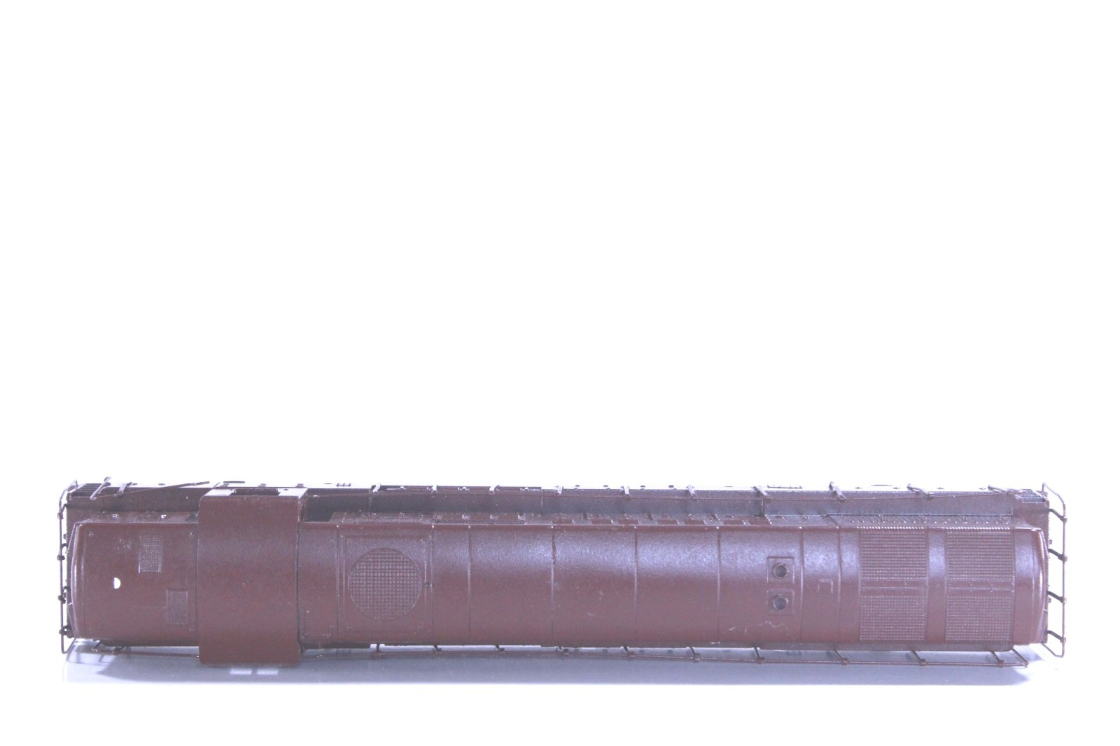 HO Athearn Undecorated Brown FM H-24-66 Trainmaster Shell +Handrails Dmgd Ftbrd