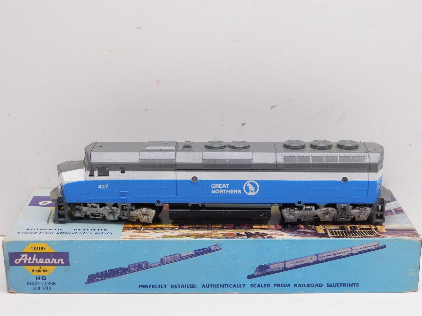 Athearn HO Blue Box Great Northern FP45 Diesel Engine #427-Unpowered Dummy
