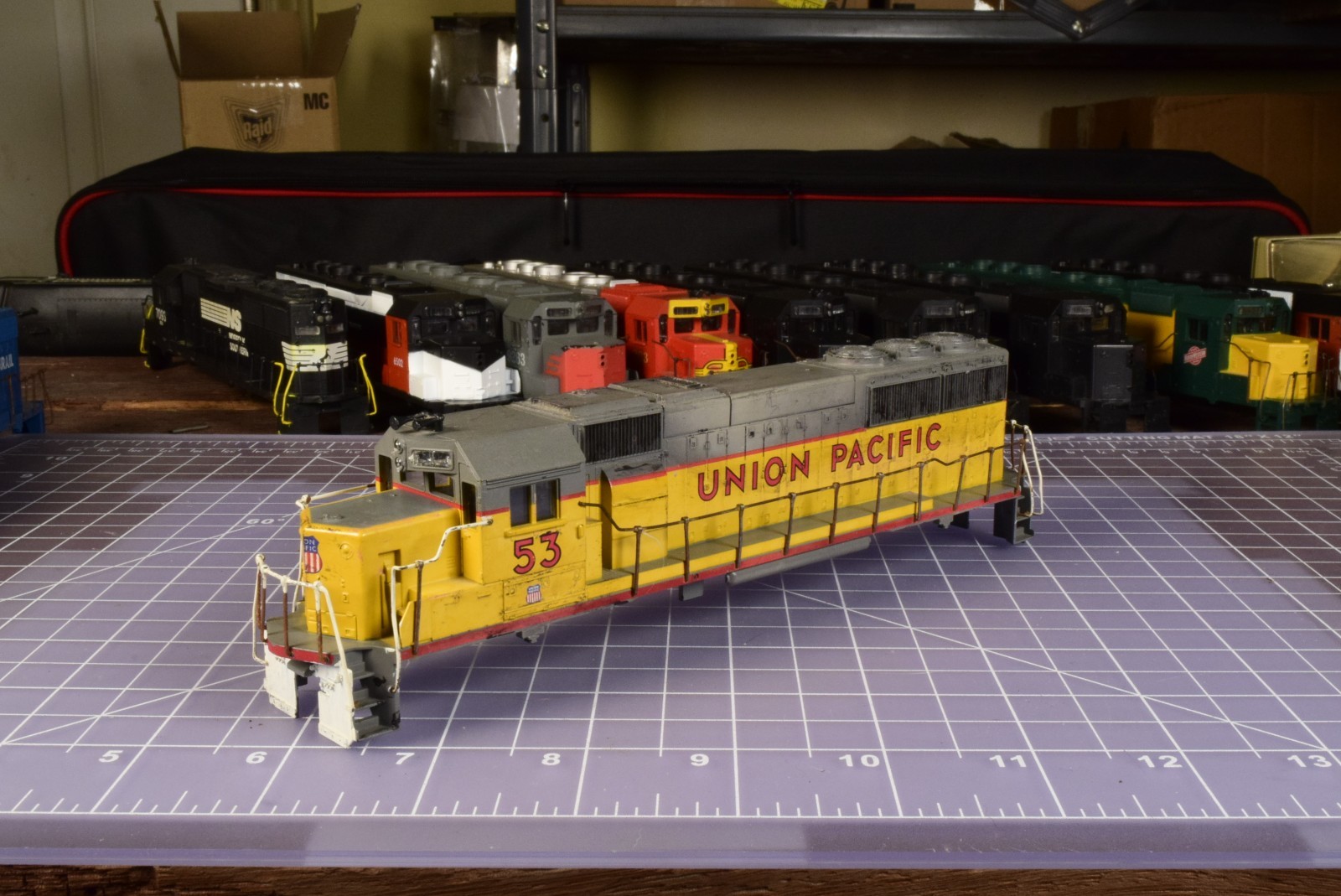 HO SHELL modified Union Pacific 53 cab/eyebrow insert, metal railings, horns NHV