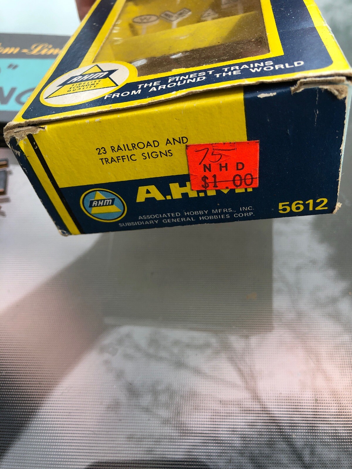 AHM Accessories Your HO Scale Model Trains – Assorted RR & Traffic Signs + Atlas