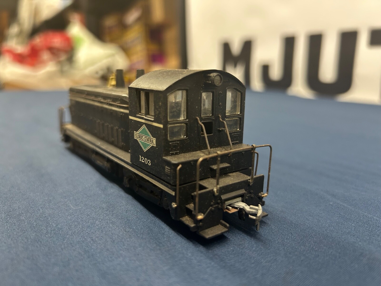Athearn HO Illinois Central #1203 SW-7 Diesel Engine DC NO BOX